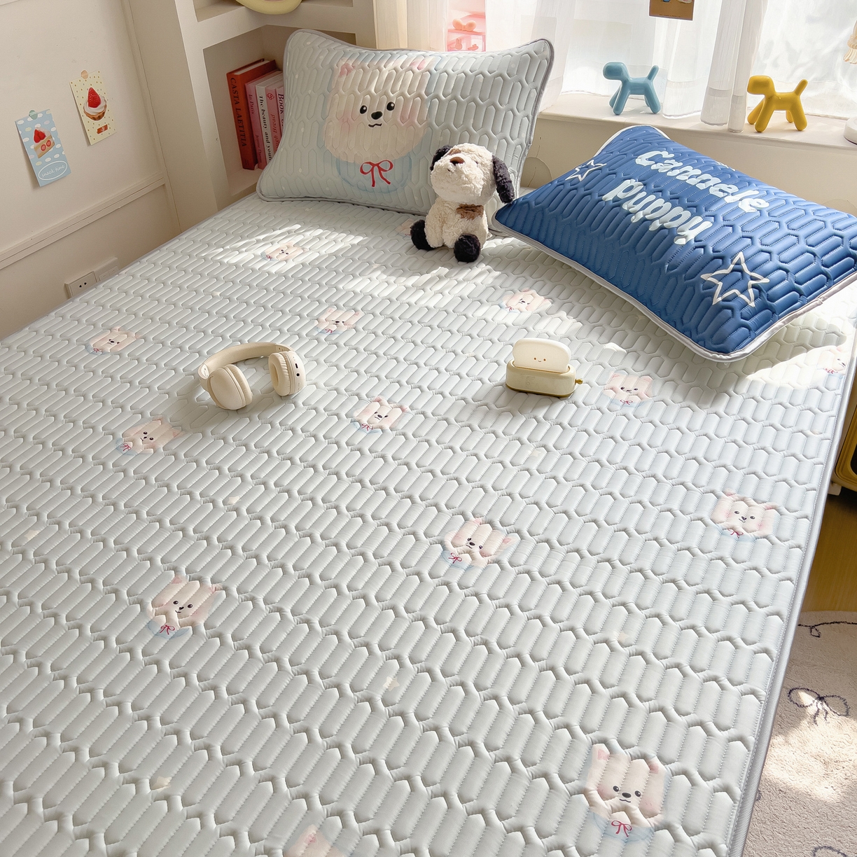 91家纺网 家纺一手货源 找家纺 摩妮卡 2026新款数码大版小清新乳胶凉席床席款三件套-场景二 乖乖小狗