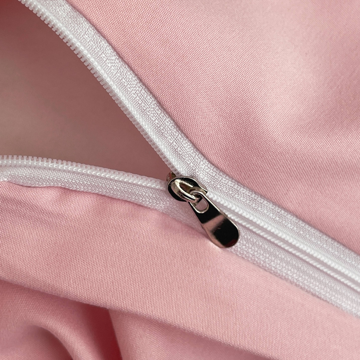 91家纺网 家纺一手货源 找家纺 大麦乐田 2026春夏新款贡缎提花纯色双拼四件套 爱心 香粉玉