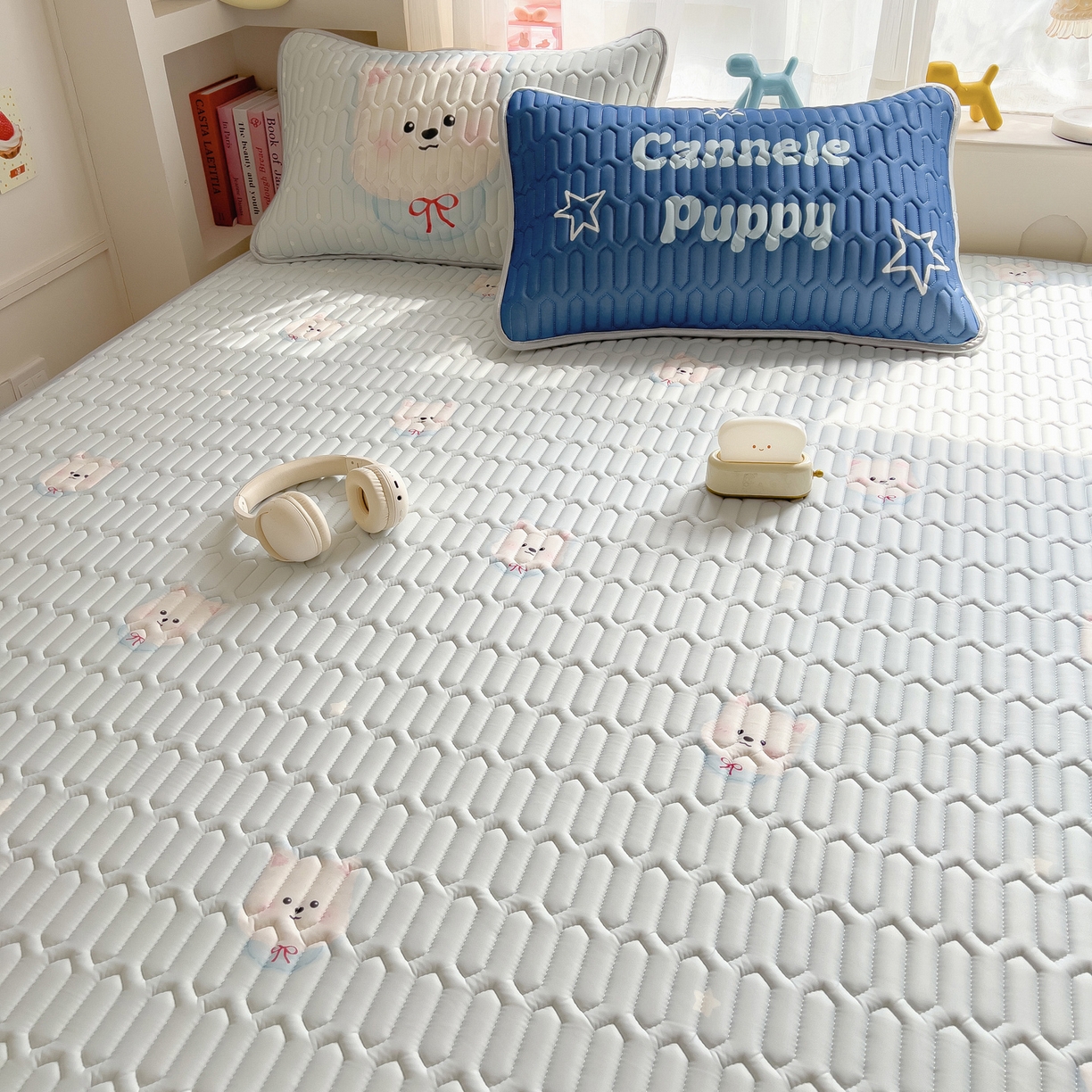 91家纺网 家纺一手货源 找家纺 摩妮卡 2026新款数码大版小清新乳胶凉席床席款三件套-场景二 乖乖小狗