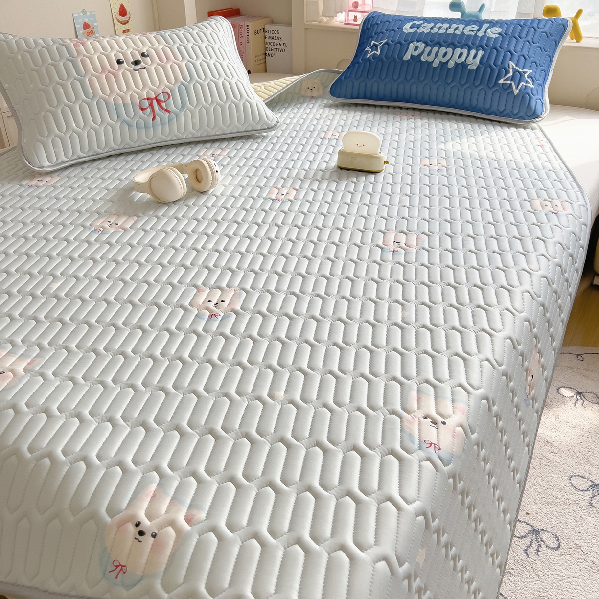 91家纺网 家纺一手货源 找家纺 摩妮卡 2026新款数码大版小清新乳胶凉席床席款三件套-场景二 乖乖小狗