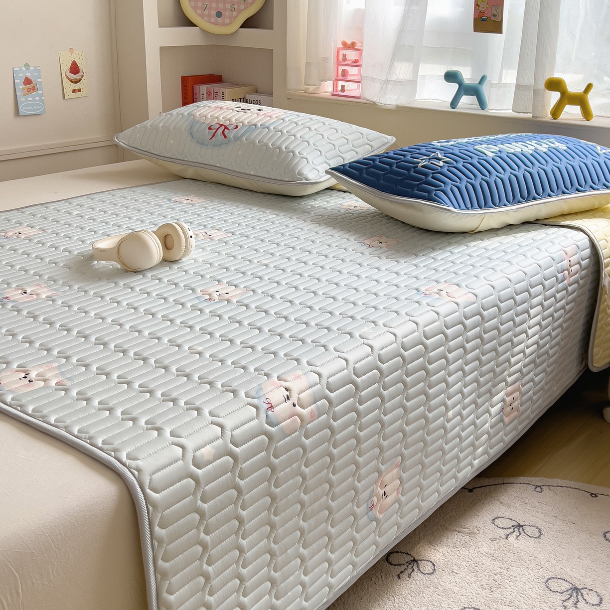 91家纺网 家纺一手货源 找家纺 摩妮卡 2026新款数码大版小清新乳胶凉席床席款三件套-场景二 乖乖小狗