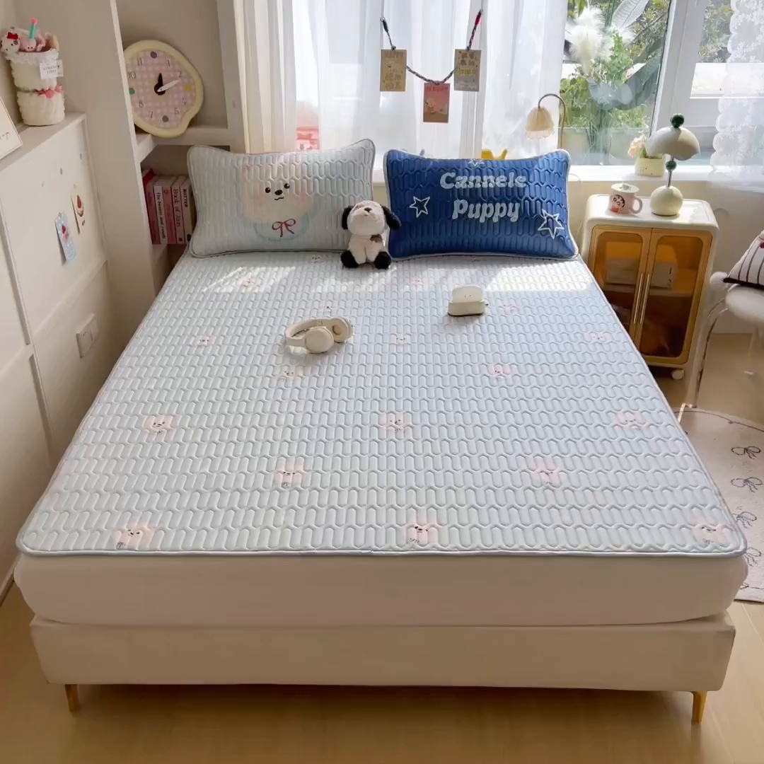 91家纺网 家纺一手货源 找家纺 摩妮卡 2026新款数码大版小清新乳胶凉席床席款三件套-场景二 乖乖小狗