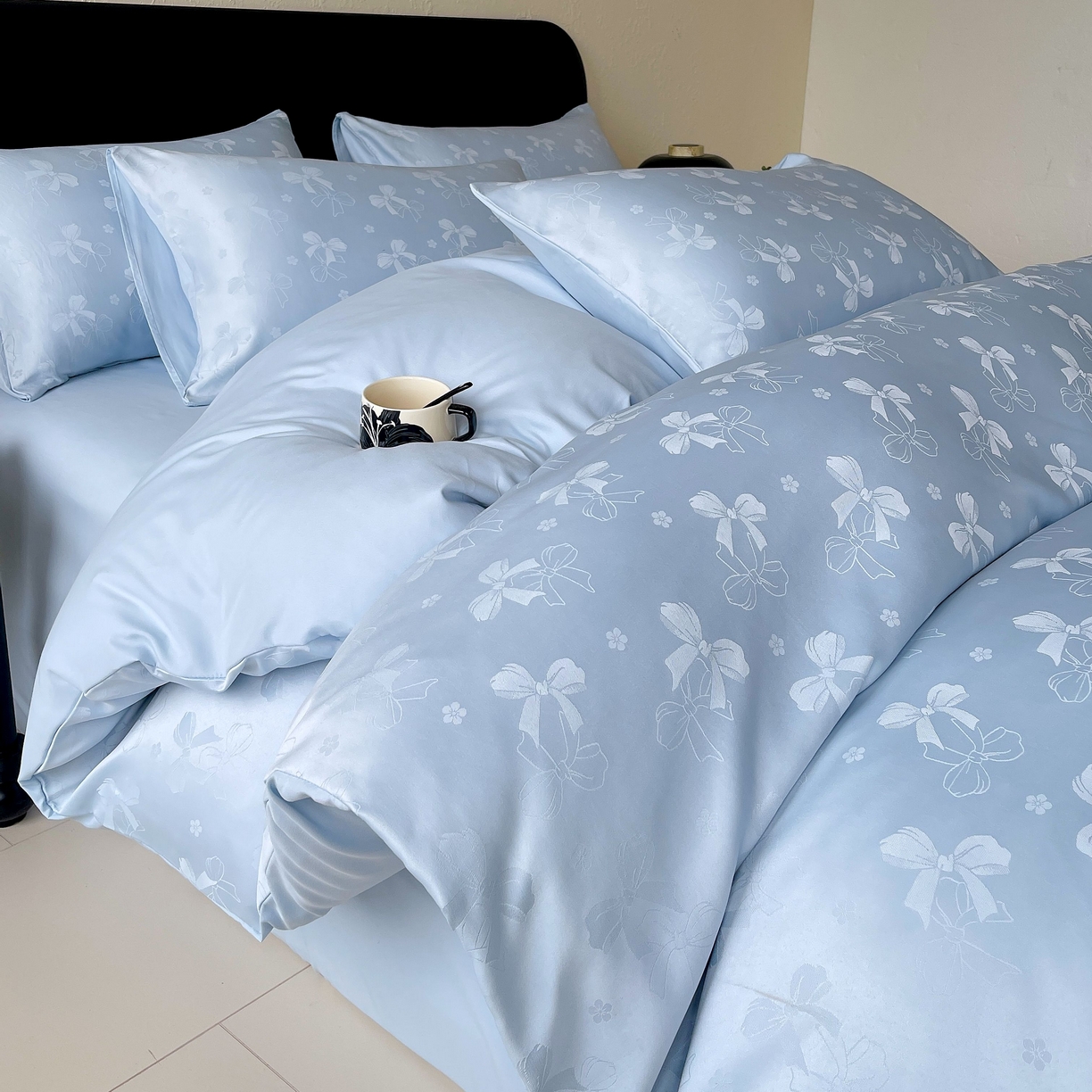 91家纺网 家纺一手货源 找家纺 大麦乐田 2026春夏新款贡缎提花纯色双拼四件套   领结 山水蓝