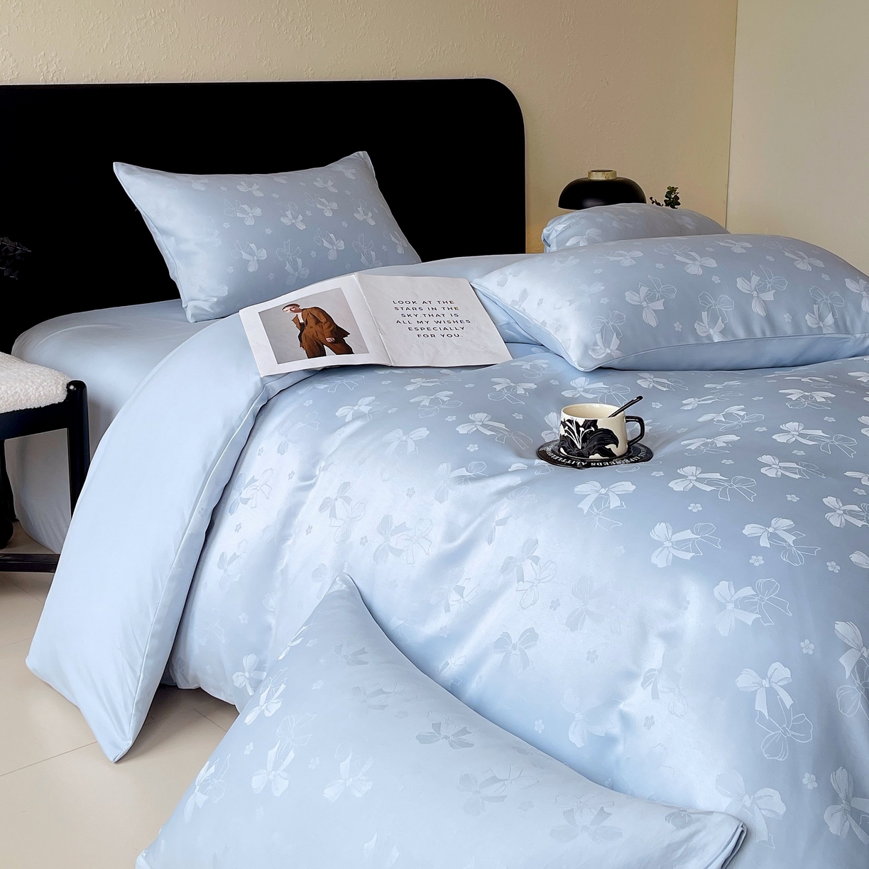 91家纺网 家纺一手货源 找家纺 大麦乐田 2026春夏新款贡缎提花纯色双拼四件套   领结 山水蓝