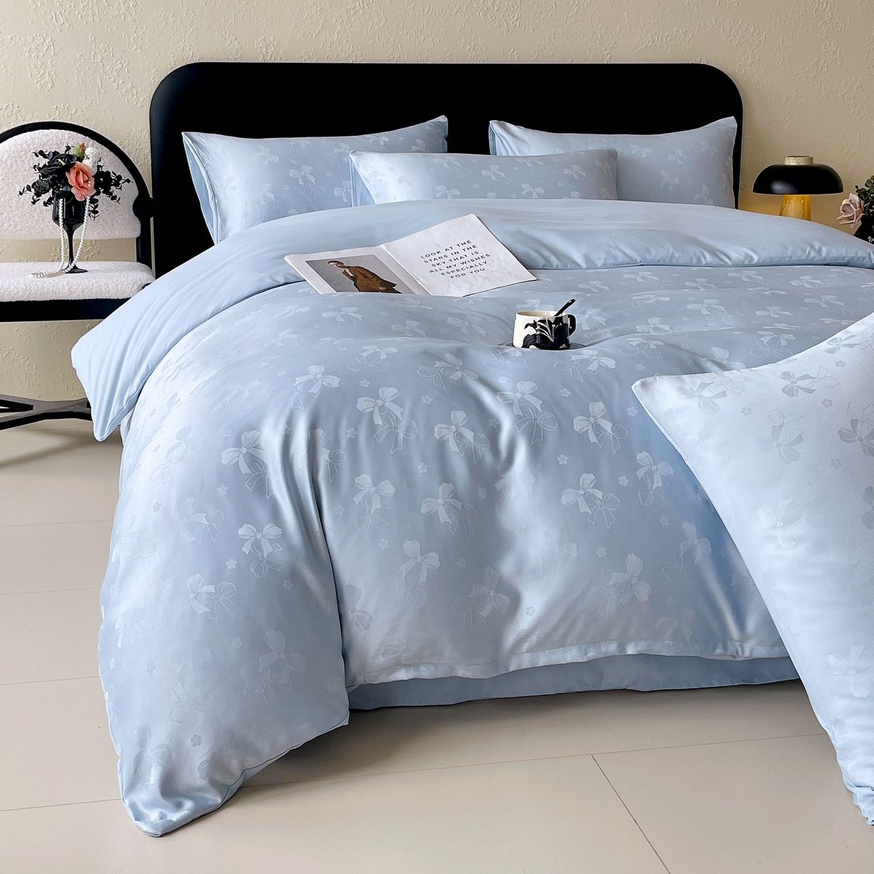 91家纺网 家纺一手货源 找家纺 大麦乐田 2026春夏新款贡缎提花纯色双拼四件套   领结 山水蓝