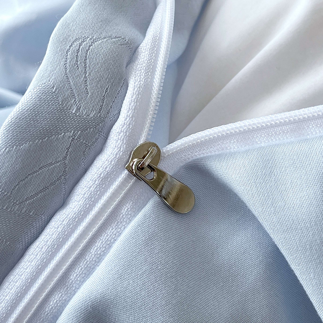 91家纺网 家纺一手货源 找家纺 大麦乐田 2026春夏新款贡缎提花纯色双拼四件套   领结 山水蓝