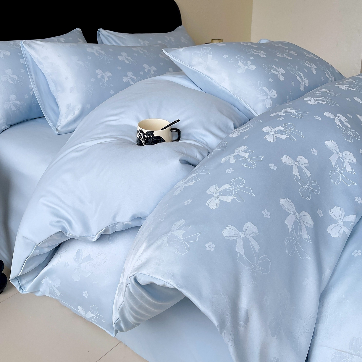 91家纺网 家纺一手货源 找家纺 大麦乐田 2026春夏新款贡缎提花纯色双拼四件套   领结 山水蓝