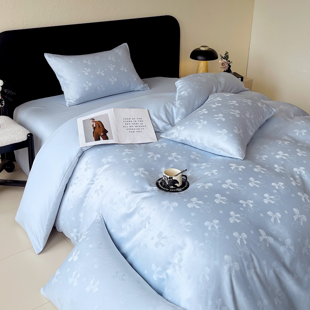 91家纺网 家纺一手货源 找家纺 大麦乐田 2026春夏新款贡缎提花纯色双拼四件套   领结 山水蓝