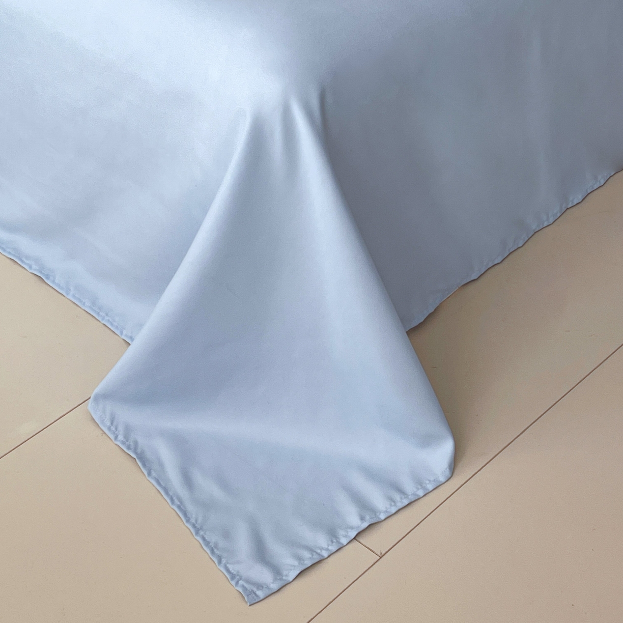 91家纺网 家纺一手货源 找家纺 大麦乐田 2026春夏新款贡缎提花纯色双拼四件套   领结 山水蓝