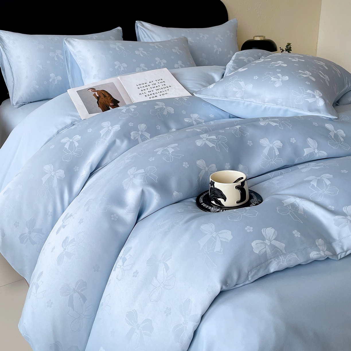 91家纺网 家纺一手货源 找家纺 大麦乐田 2026春夏新款贡缎提花纯色双拼四件套   领结 山水蓝