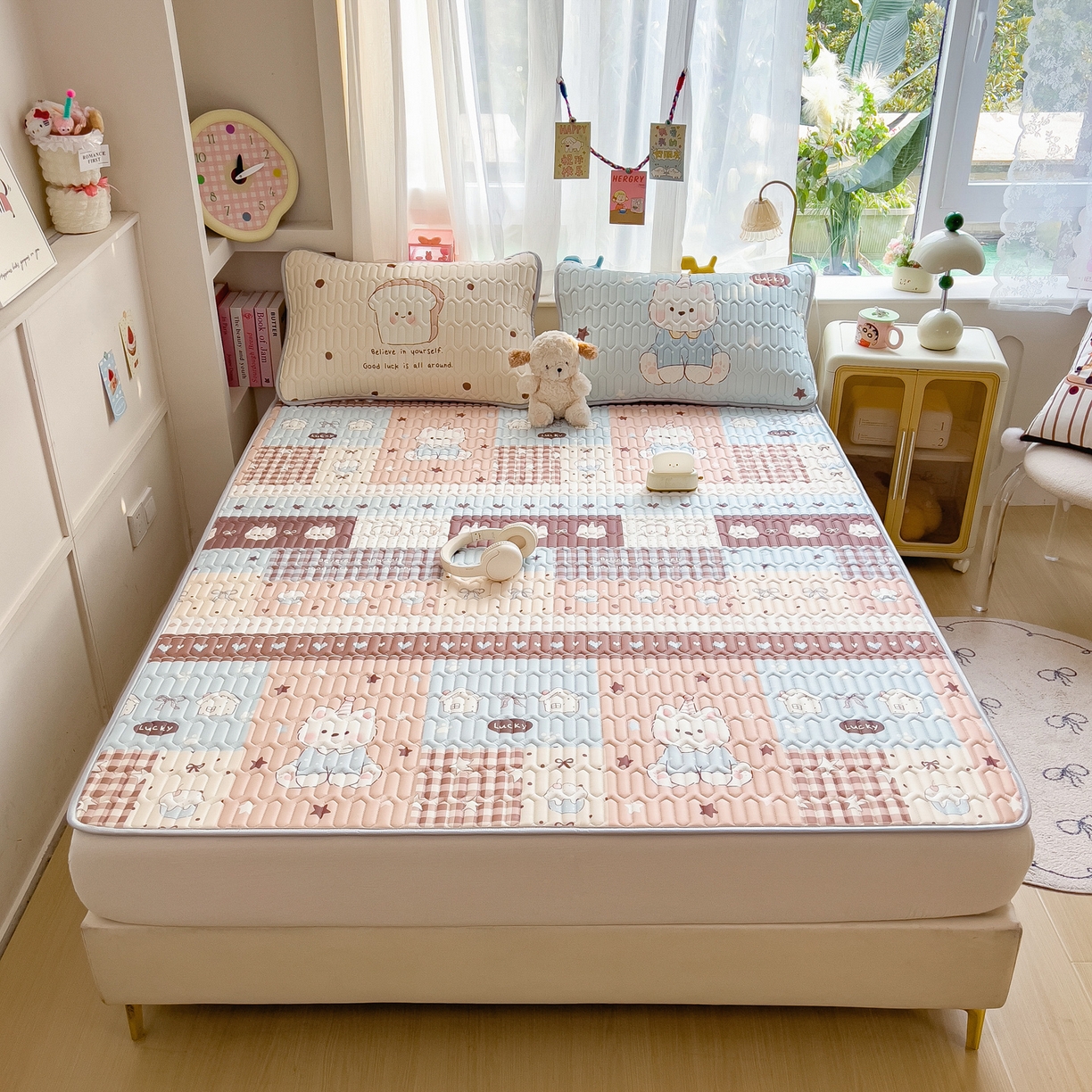 91家纺网 家纺一手货源 找家纺 摩妮卡 2026新款数码大版小清新乳胶凉席床席款三件套-场景二 解压小群