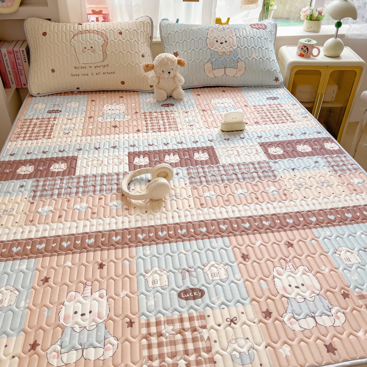 91家纺网 家纺一手货源 找家纺 摩妮卡 2026新款数码大版小清新乳胶凉席床席款三件套-场景二 解压小群