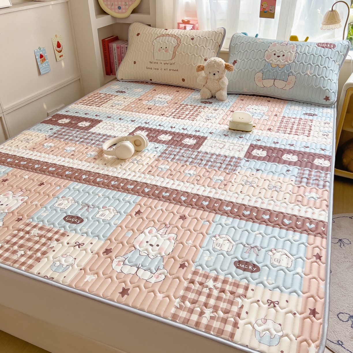 91家纺网 家纺一手货源 找家纺 摩妮卡 2026新款数码大版小清新乳胶凉席床席款三件套-场景二 解压小群