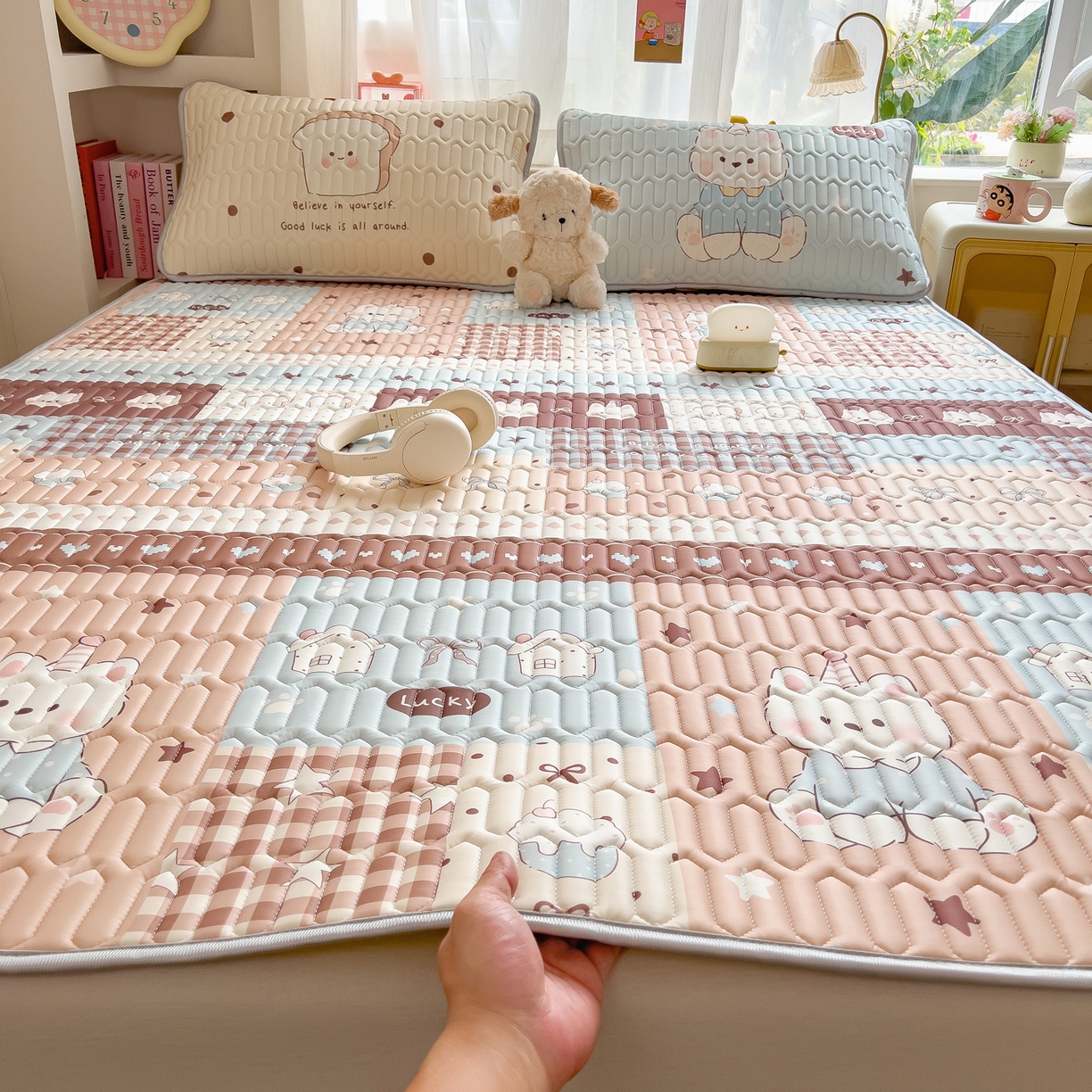 91家纺网 家纺一手货源 找家纺 摩妮卡 2026新款数码大版小清新乳胶凉席床席款三件套-场景二 解压小群