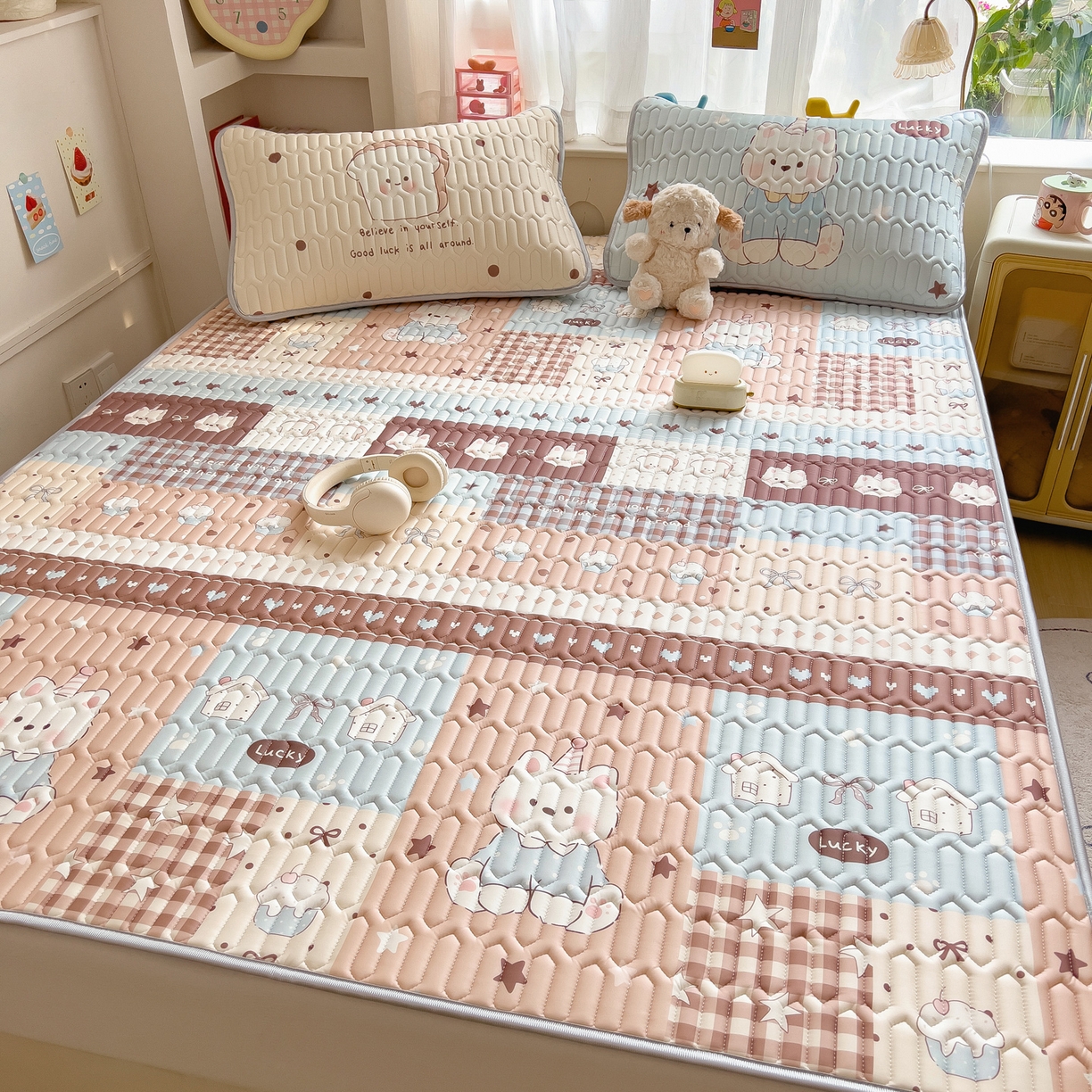 91家纺网 家纺一手货源 找家纺 摩妮卡 2026新款数码大版小清新乳胶凉席床席款三件套-场景二 解压小群