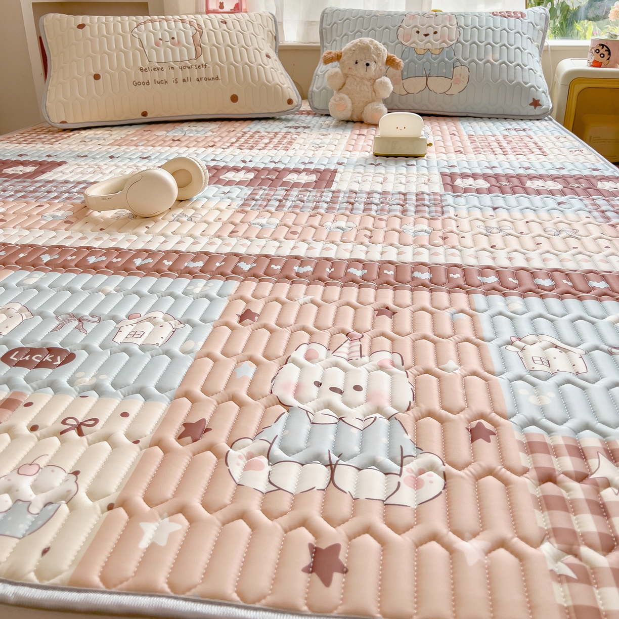 91家纺网 家纺一手货源 找家纺 摩妮卡 2026新款数码大版小清新乳胶凉席床席款三件套-场景二 解压小群