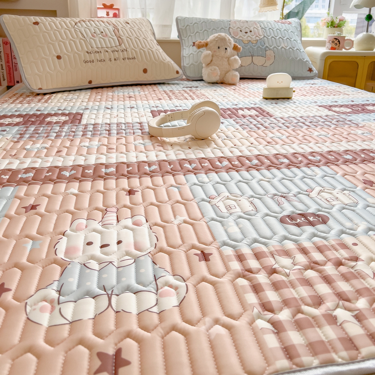 91家纺网 家纺一手货源 找家纺 摩妮卡 2026新款数码大版小清新乳胶凉席床席款三件套-场景二 解压小群