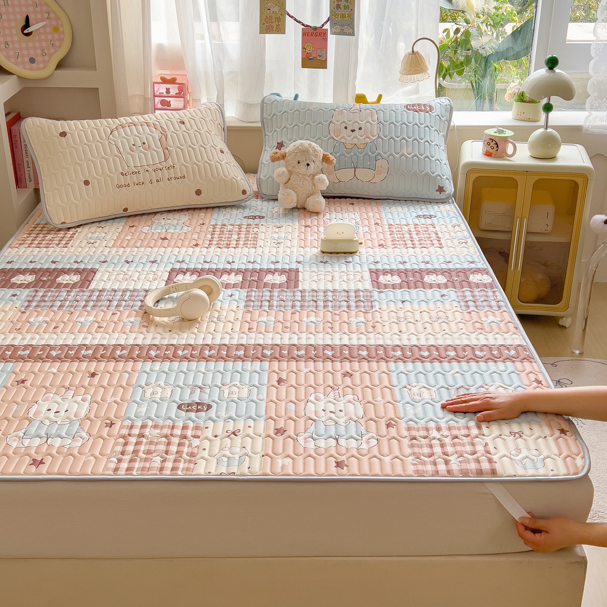 91家纺网 家纺一手货源 找家纺 摩妮卡 2026新款数码大版小清新乳胶凉席床席款三件套-场景二 解压小群