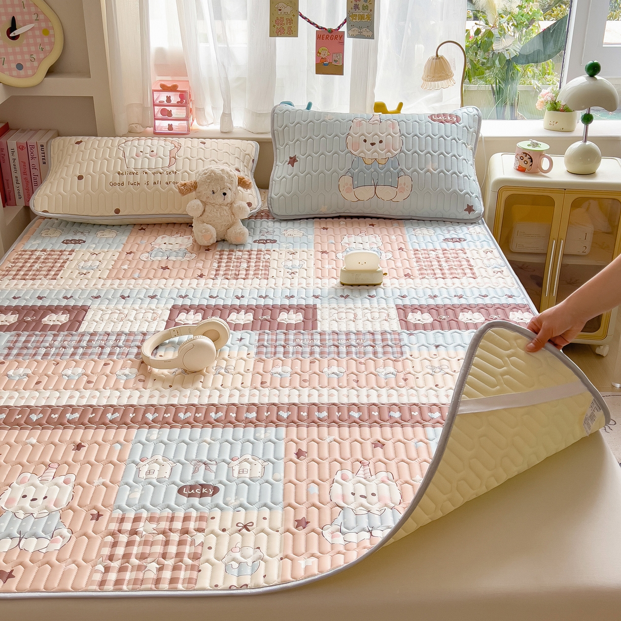 91家纺网 家纺一手货源 找家纺 摩妮卡 2026新款数码大版小清新乳胶凉席床席款三件套-场景二 解压小群