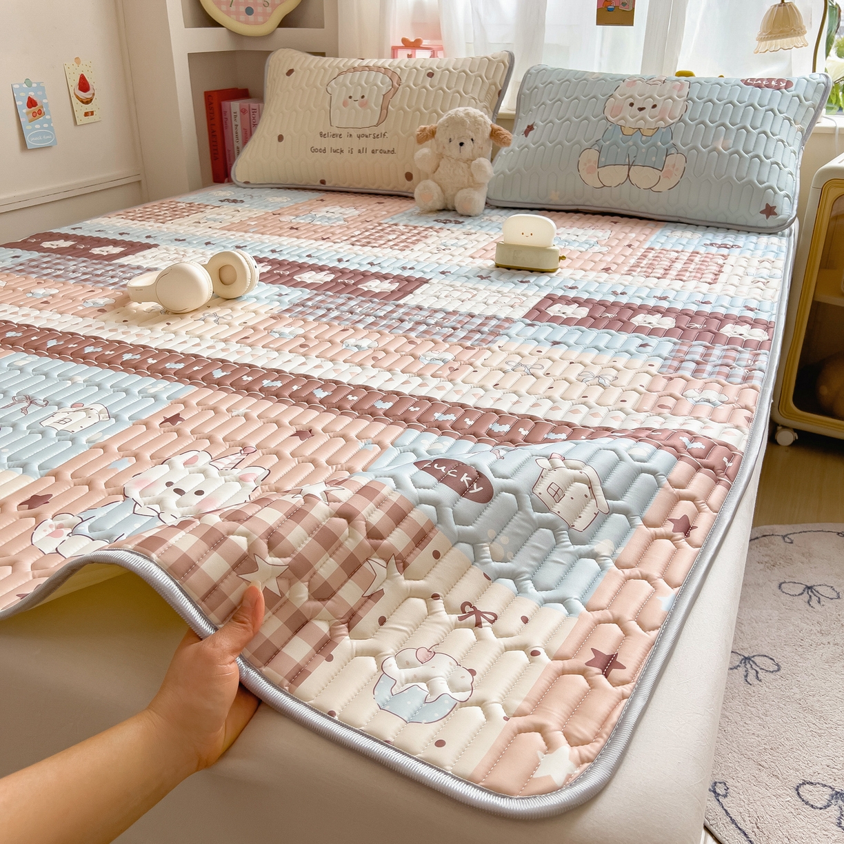 91家纺网 家纺一手货源 找家纺 摩妮卡 2026新款数码大版小清新乳胶凉席床席款三件套-场景二 解压小群