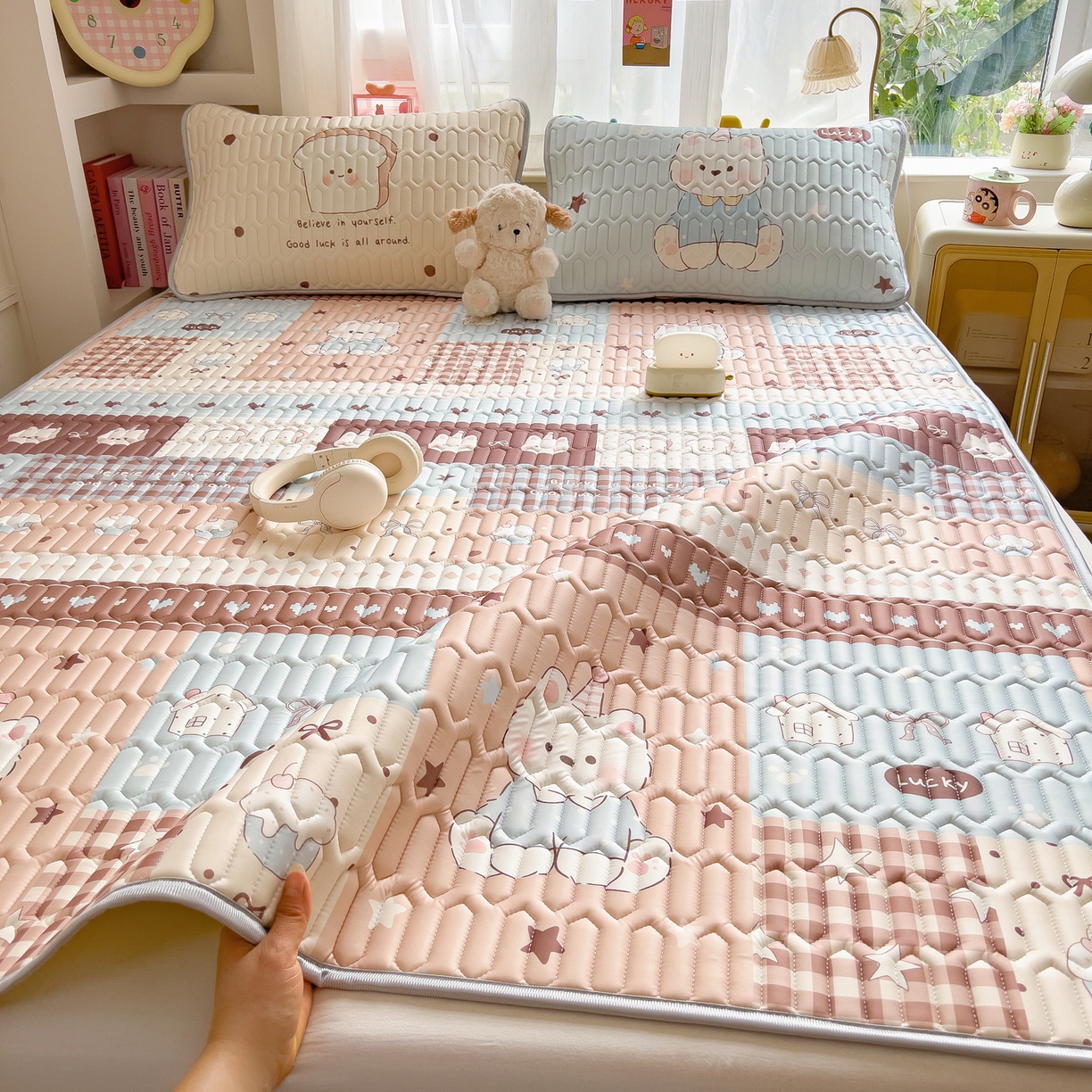 91家纺网 家纺一手货源 找家纺 摩妮卡 2026新款数码大版小清新乳胶凉席床席款三件套-场景二 解压小群