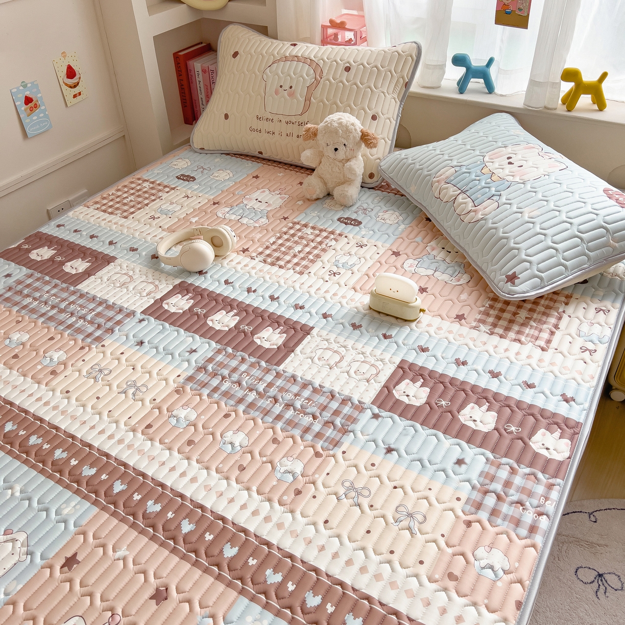 91家纺网 家纺一手货源 找家纺 摩妮卡 2026新款数码大版小清新乳胶凉席床席款三件套-场景二 解压小群