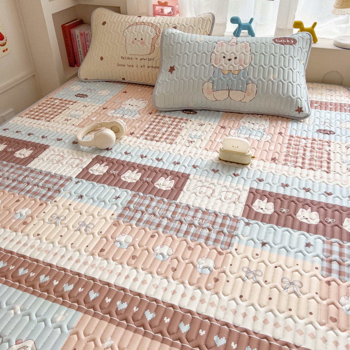 91家纺网 家纺一手货源 找家纺 摩妮卡 2026新款数码大版小清新乳胶凉席床席款三件套-场景二 解压小群