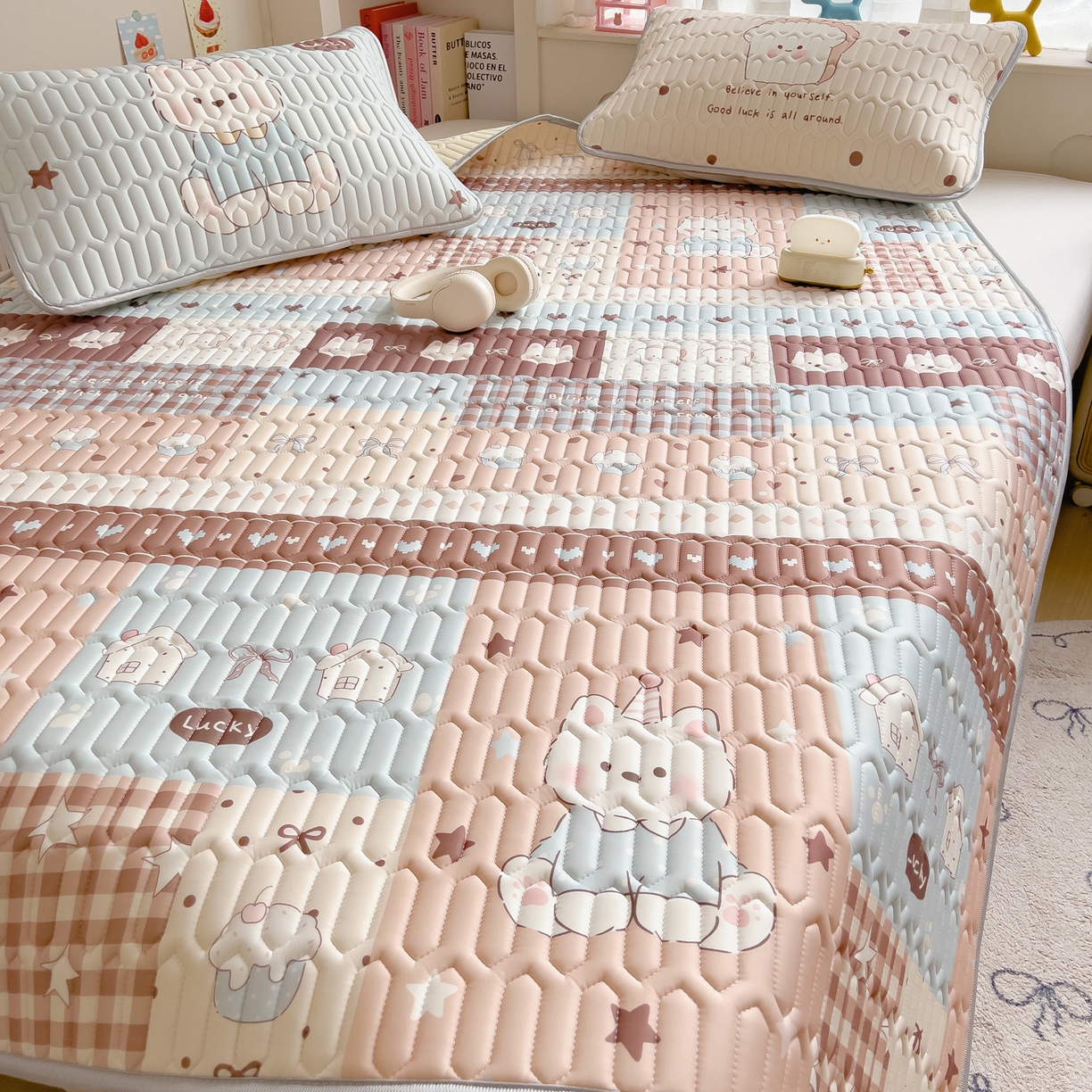 91家纺网 家纺一手货源 找家纺 摩妮卡 2026新款数码大版小清新乳胶凉席床席款三件套-场景二 解压小群