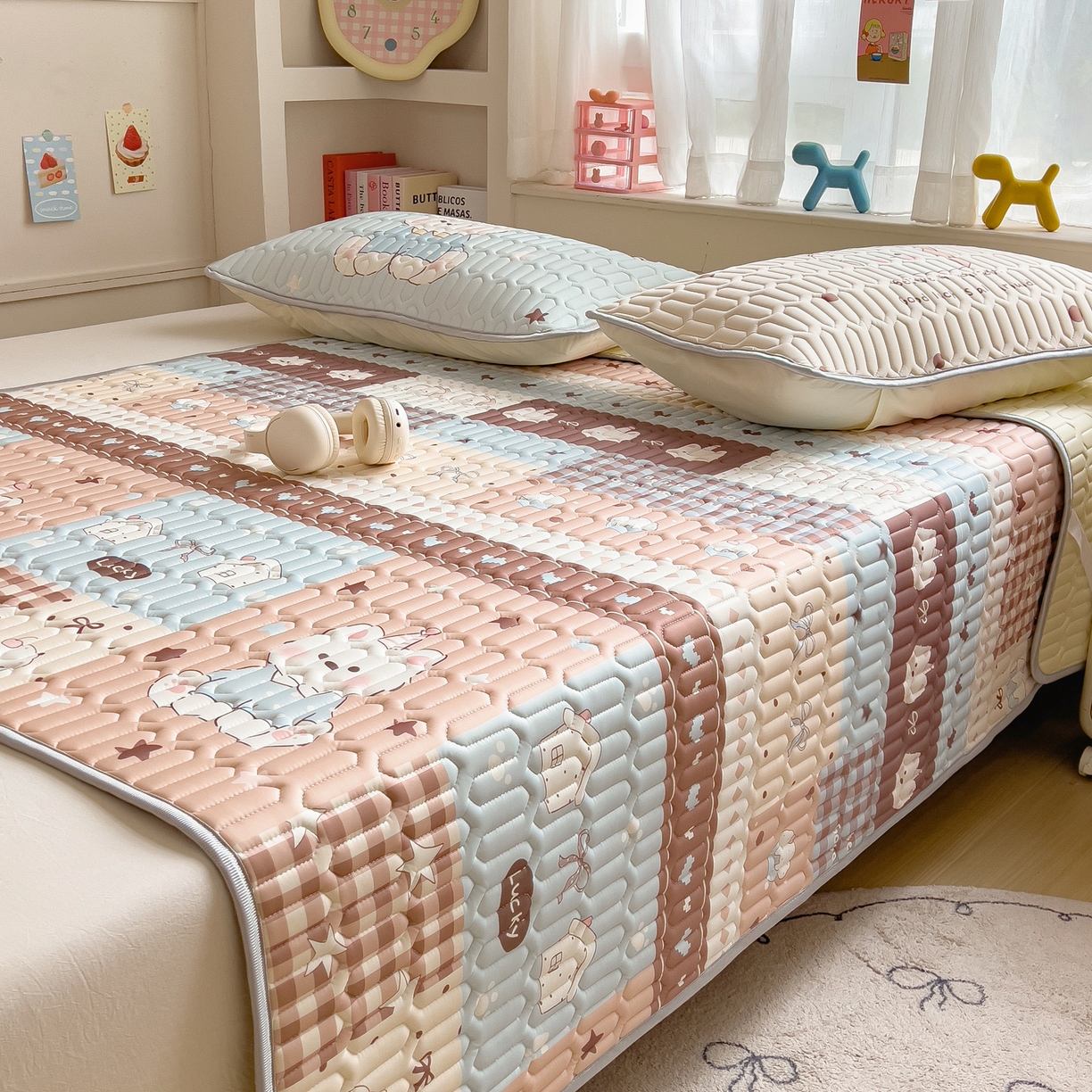 91家纺网 家纺一手货源 找家纺 摩妮卡 2026新款数码大版小清新乳胶凉席床席款三件套-场景二 解压小群