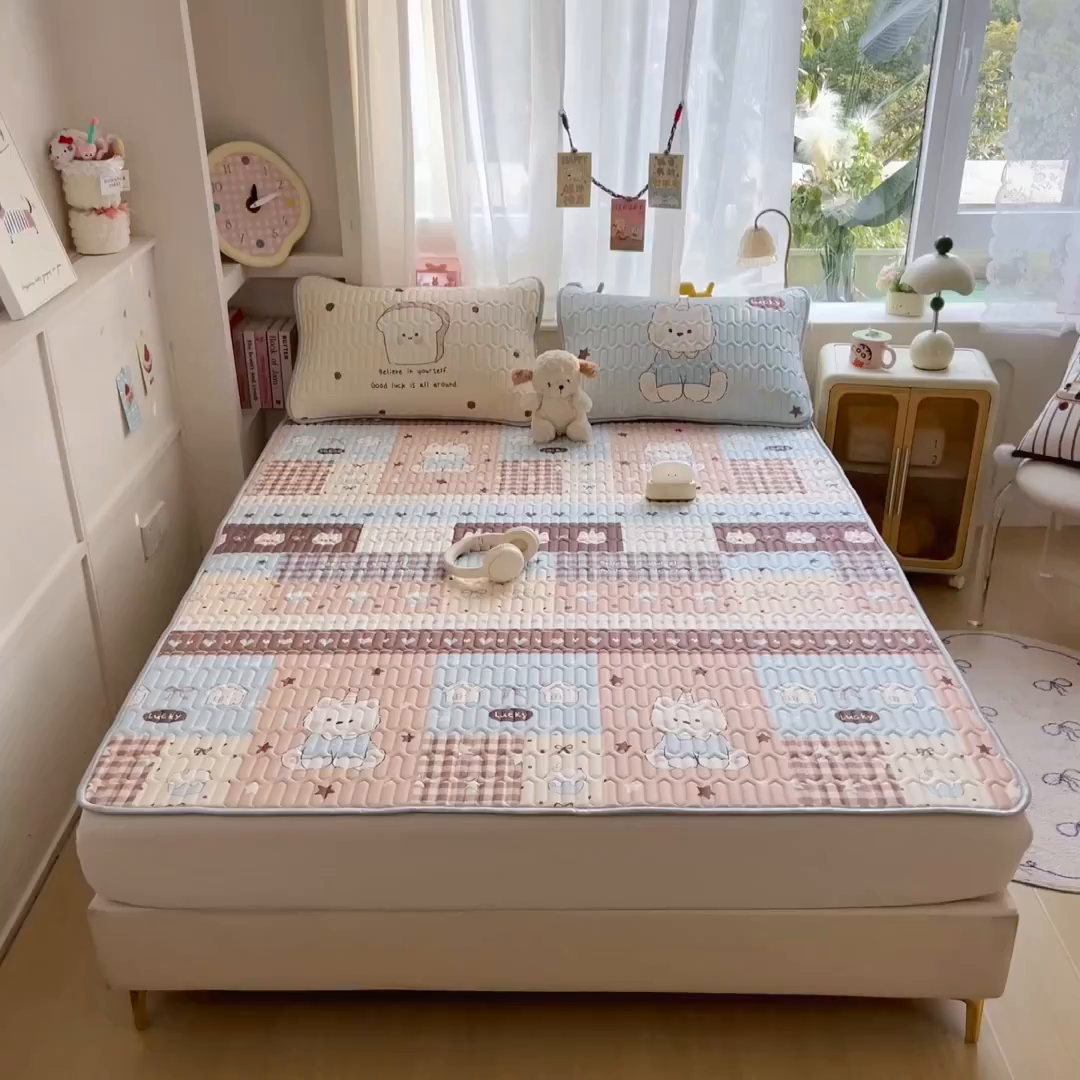 91家纺网 家纺一手货源 找家纺 摩妮卡 2026新款数码大版小清新乳胶凉席床席款三件套-场景二 解压小群