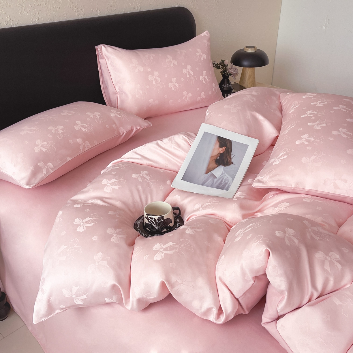 91家纺网 家纺一手货源 找家纺 大麦乐田 2026春夏新款贡缎提花纯色双拼四件套 领结 香粉玉