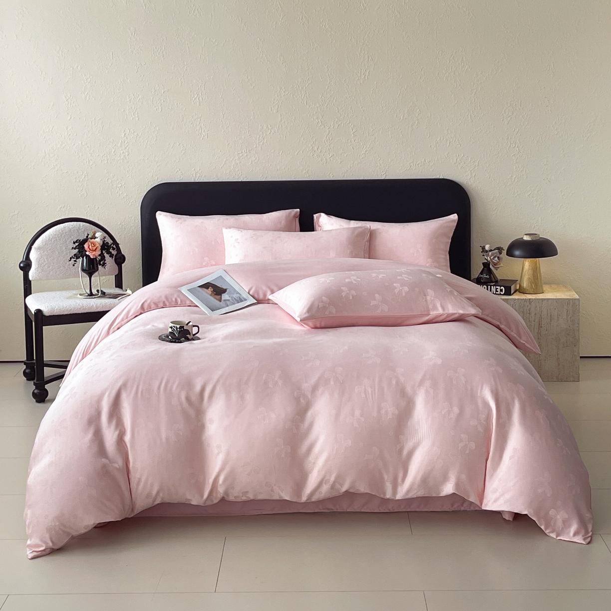 91家纺网 家纺一手货源 找家纺 大麦乐田 2026春夏新款贡缎提花纯色双拼四件套 领结 香粉玉