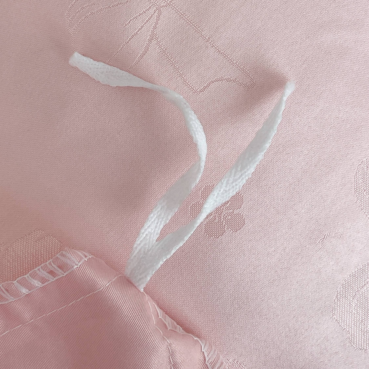 91家纺网 家纺一手货源 找家纺 大麦乐田 2026春夏新款贡缎提花纯色双拼四件套 领结 香粉玉