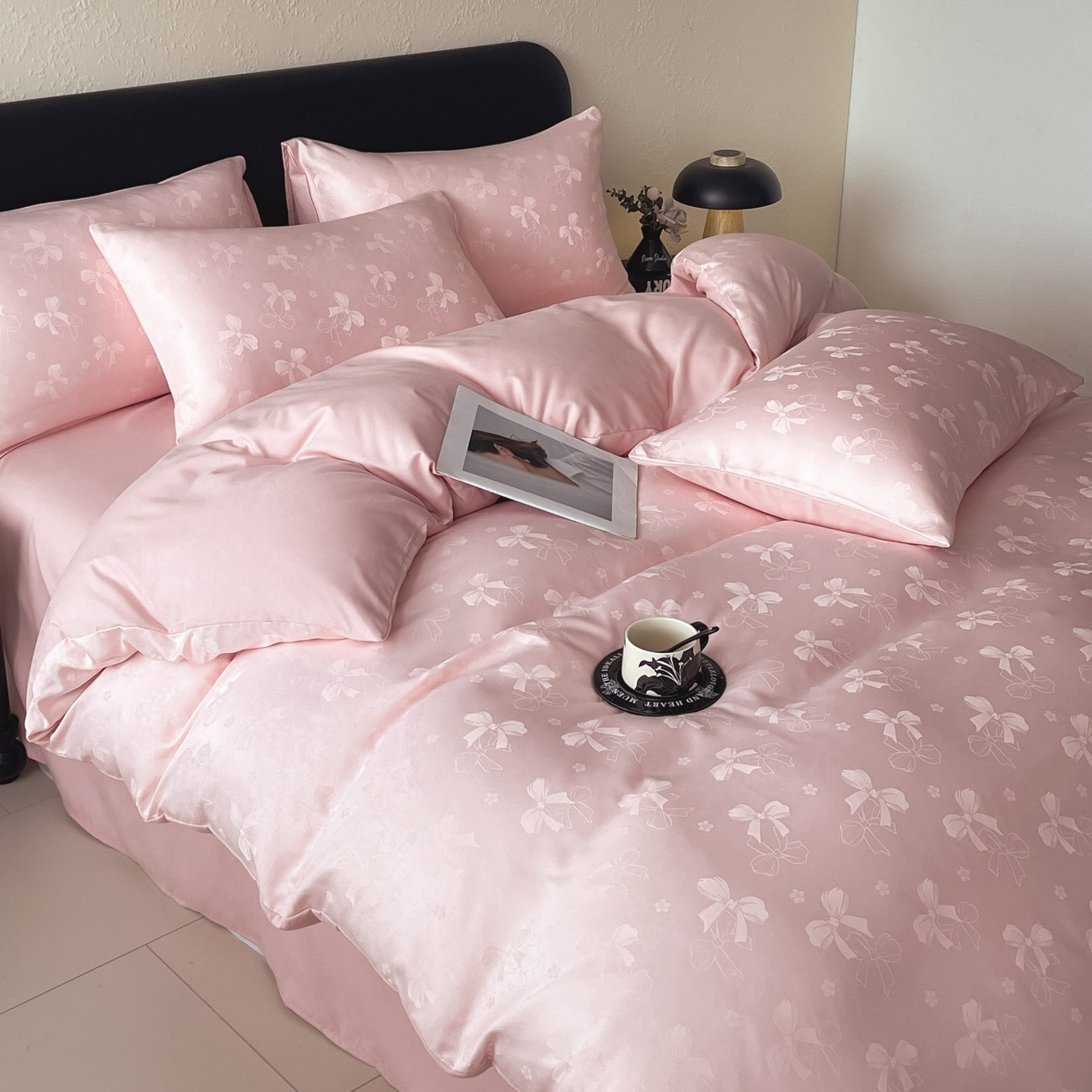 91家纺网 家纺一手货源 找家纺 大麦乐田 2026春夏新款贡缎提花纯色双拼四件套 领结 香粉玉