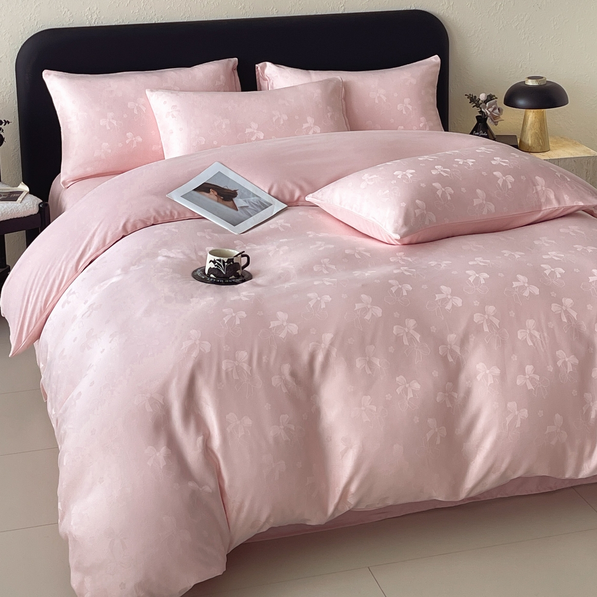 91家纺网 家纺一手货源 找家纺 大麦乐田 2026春夏新款贡缎提花纯色双拼四件套 领结 香粉玉