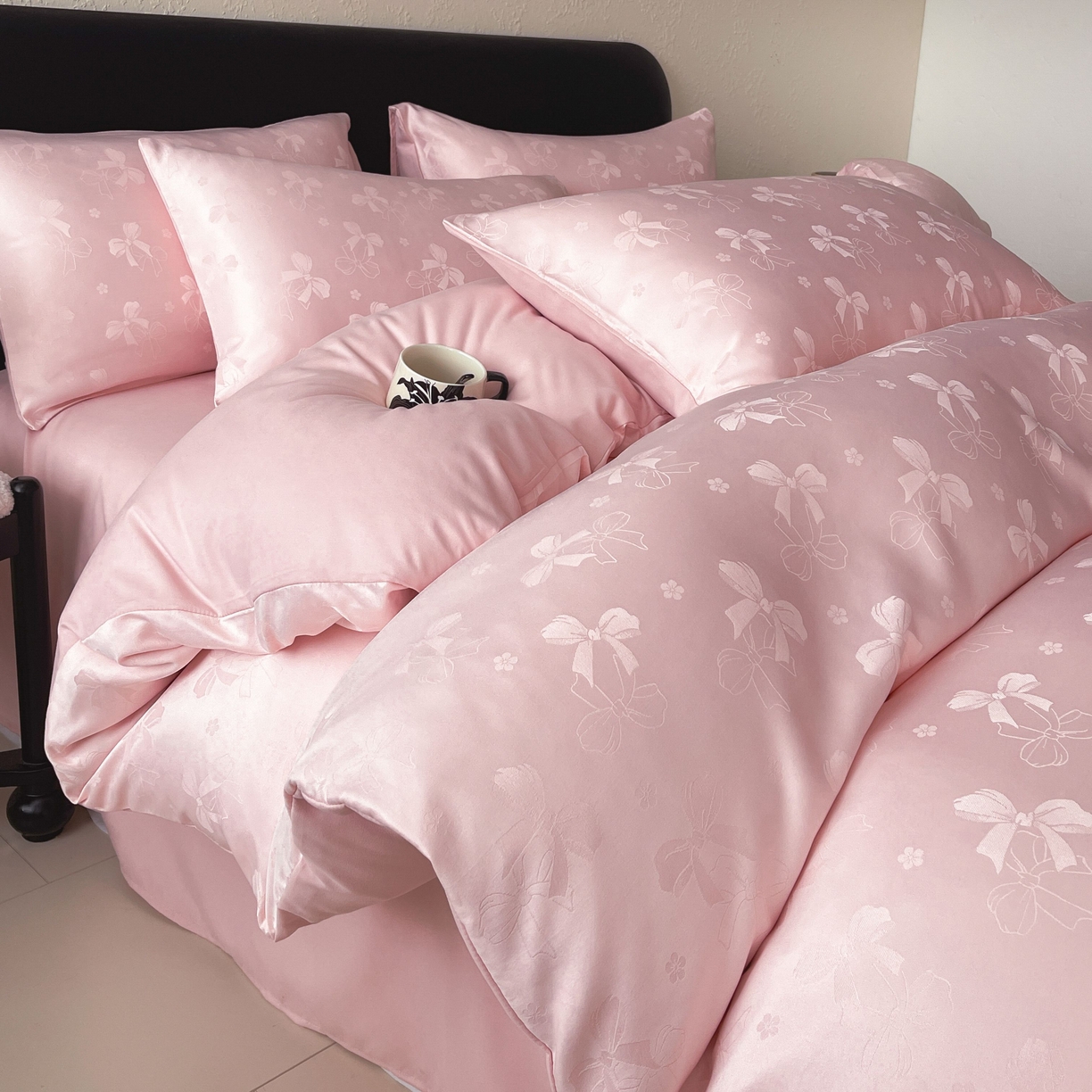 91家纺网 家纺一手货源 找家纺 大麦乐田 2026春夏新款贡缎提花纯色双拼四件套 领结 香粉玉