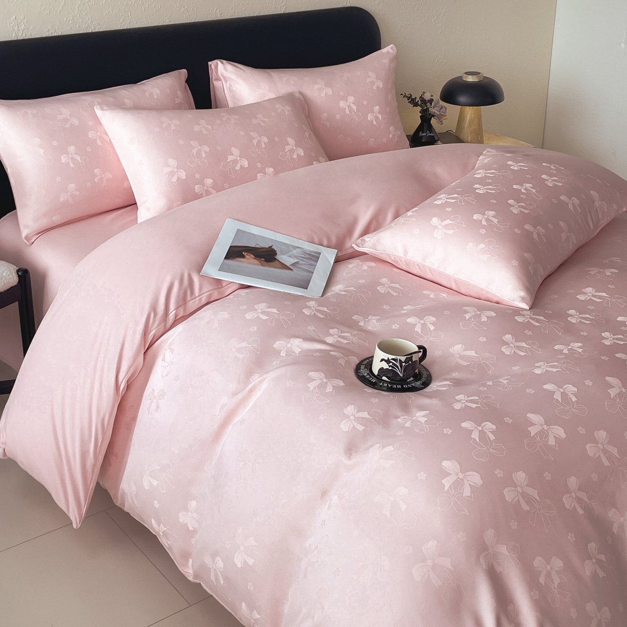 91家纺网 家纺一手货源 找家纺 大麦乐田 2026春夏新款贡缎提花纯色双拼四件套 领结 香粉玉