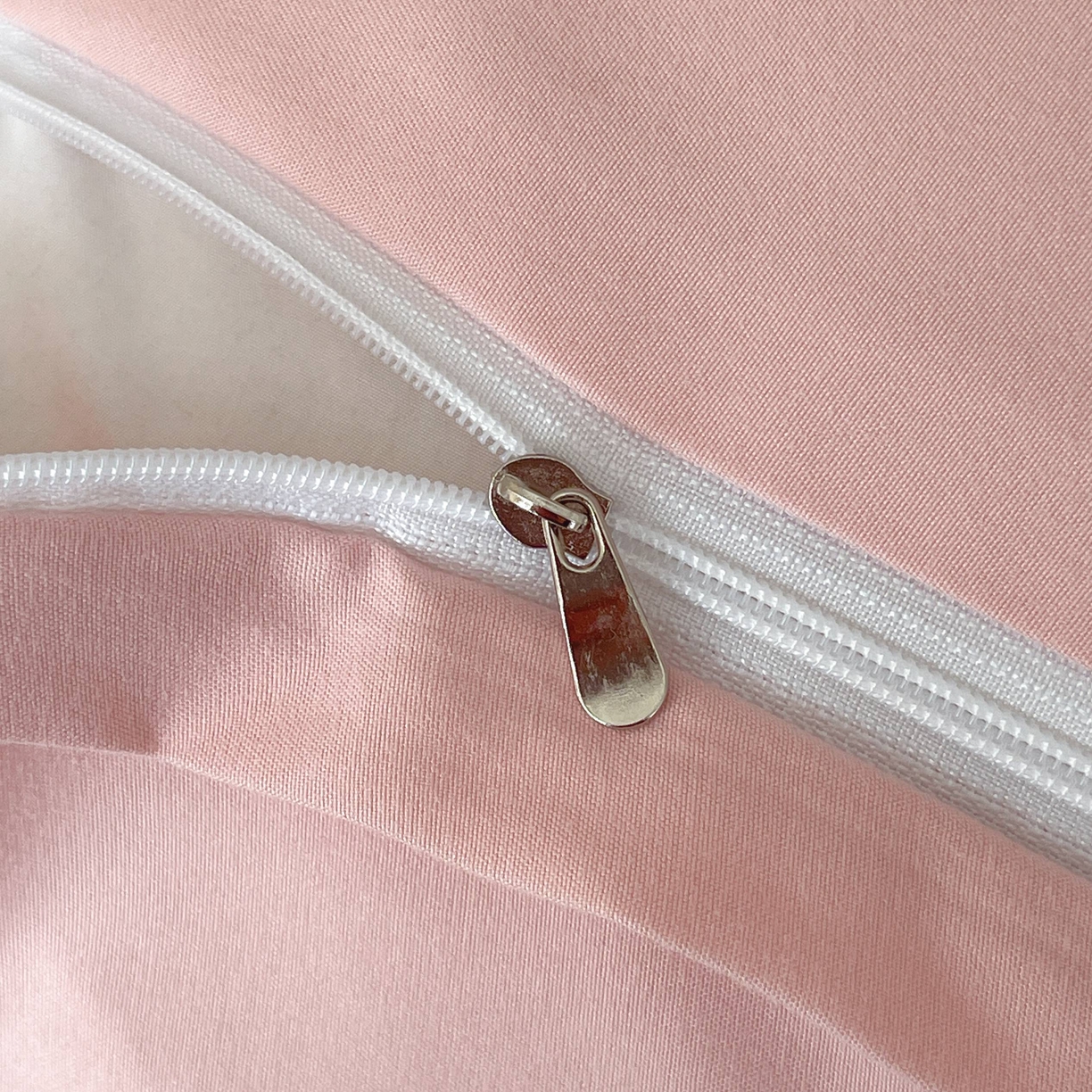 91家纺网 家纺一手货源 找家纺 大麦乐田 2026春夏新款贡缎提花纯色双拼四件套 领结 香粉玉