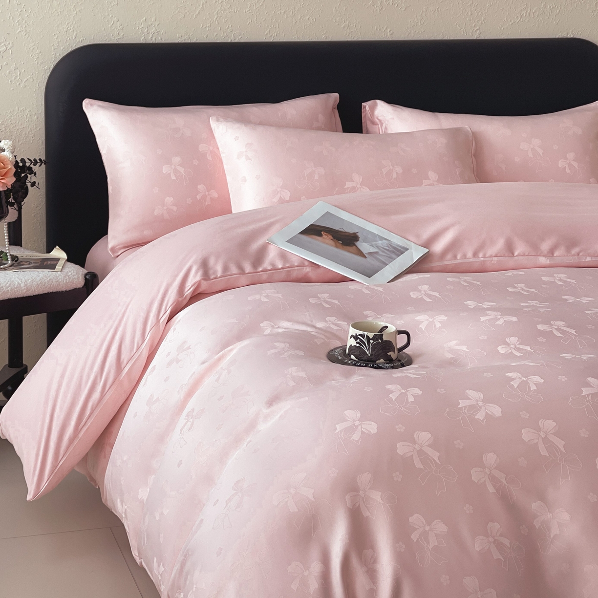 91家纺网 家纺一手货源 找家纺 大麦乐田 2026春夏新款贡缎提花纯色双拼四件套 领结 香粉玉