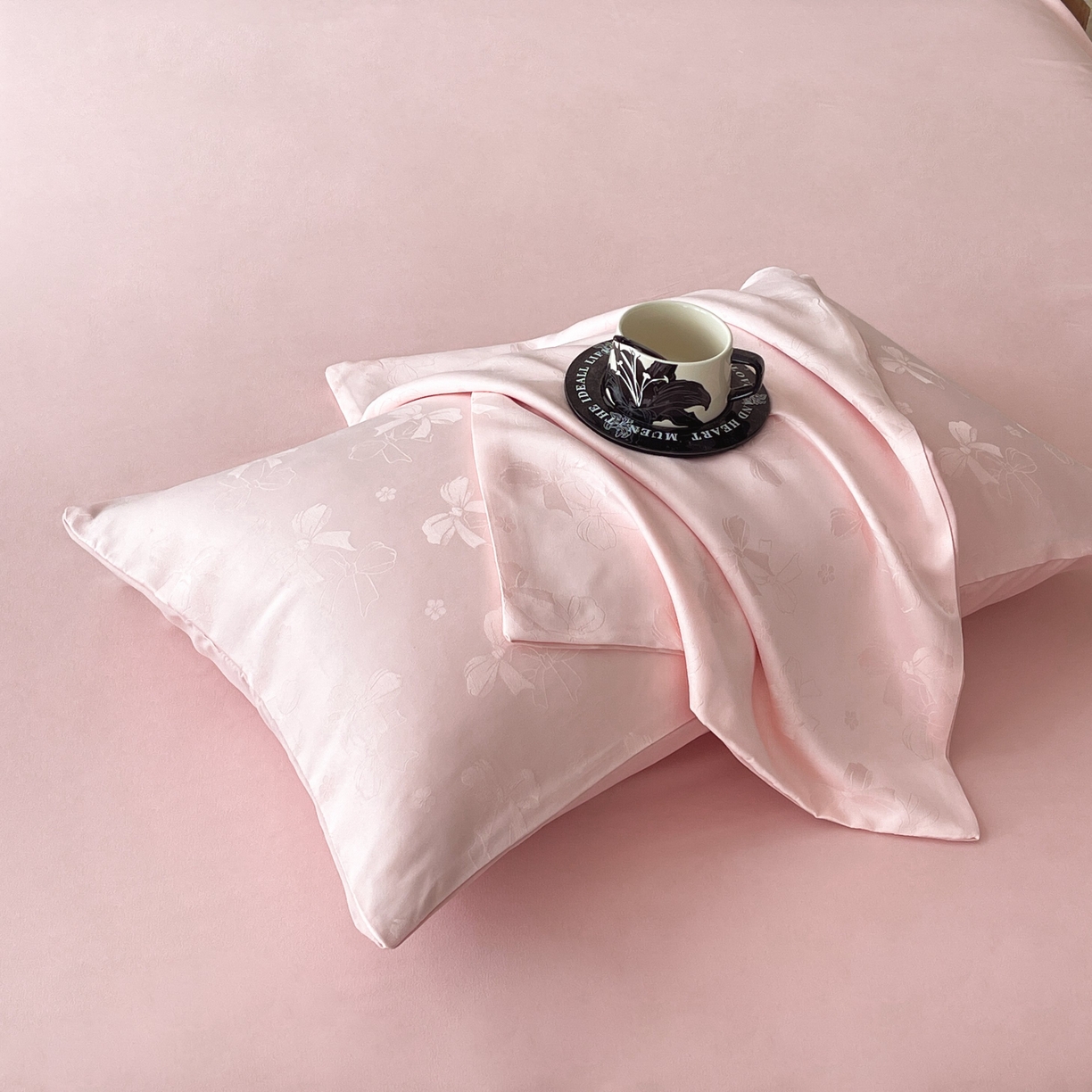 91家纺网 家纺一手货源 找家纺 大麦乐田 2026春夏新款贡缎提花纯色双拼四件套 领结 香粉玉