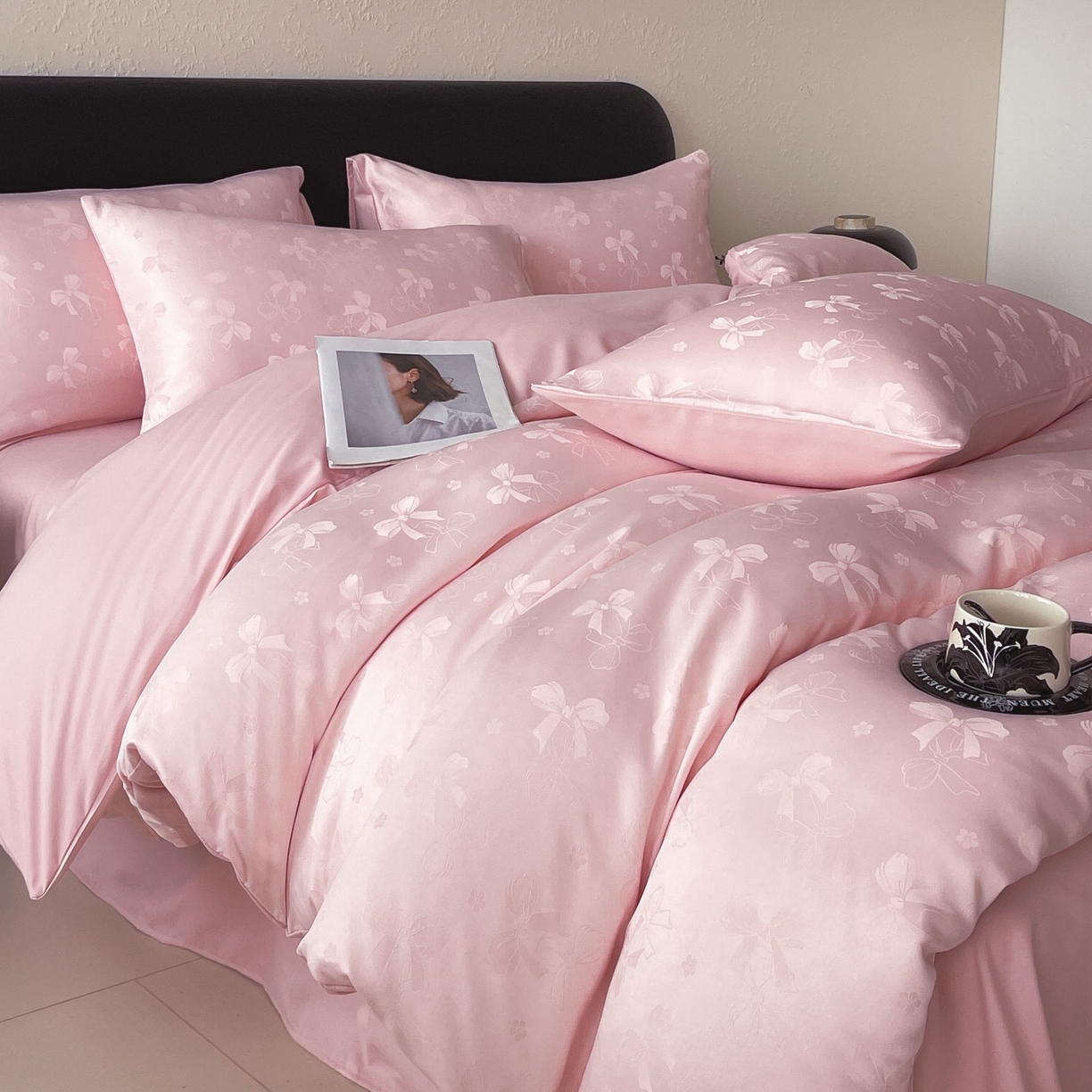 91家纺网 家纺一手货源 找家纺 大麦乐田 2026春夏新款贡缎提花纯色双拼四件套 领结 香粉玉