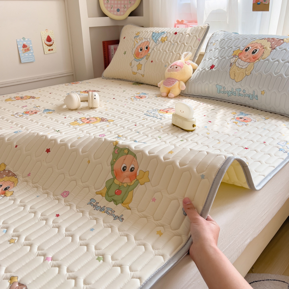 91家纺网 家纺一手货源 找家纺 摩妮卡 2026新款数码大版小清新乳胶凉席床席款三件套-场景二 可爱萌娃