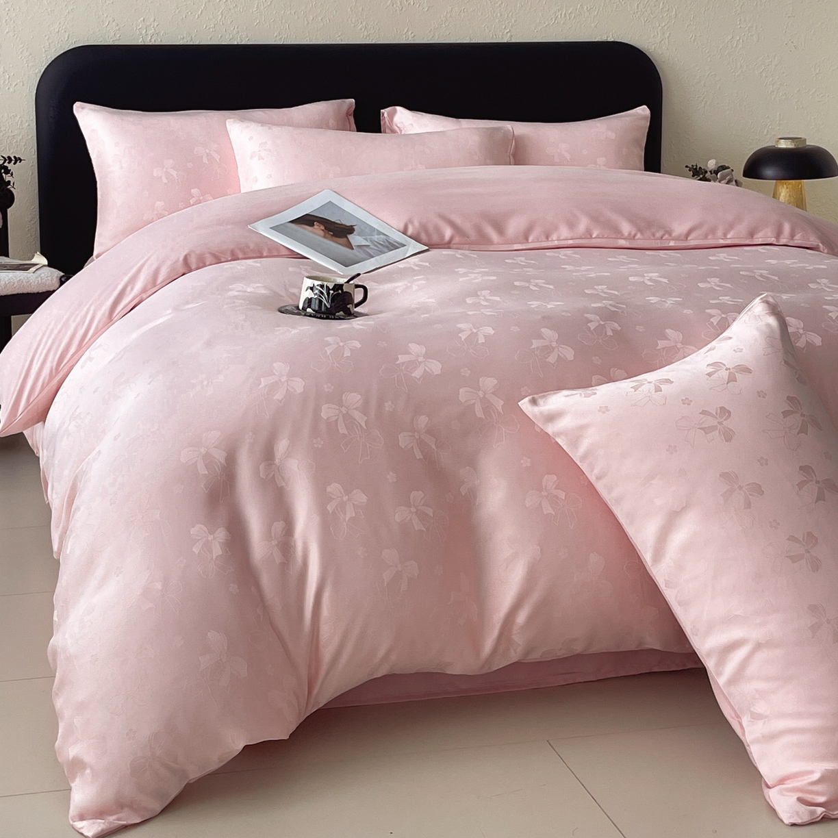 91家纺网 家纺一手货源 找家纺 大麦乐田 2026春夏新款贡缎提花纯色双拼四件套 领结 香粉玉