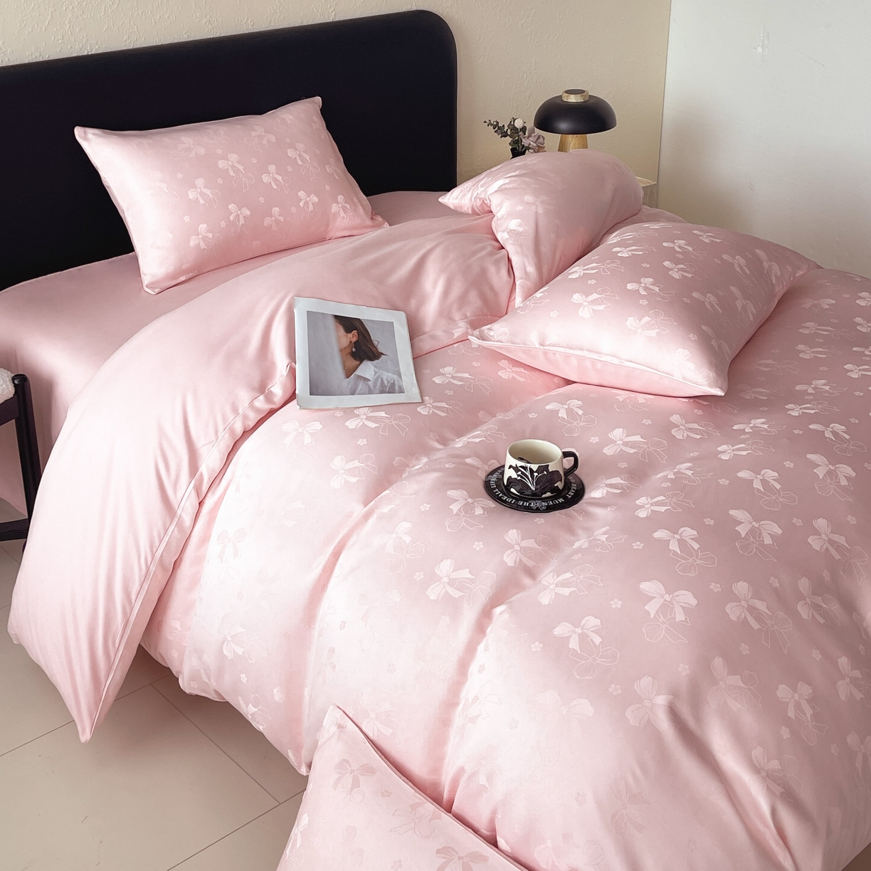 91家纺网 家纺一手货源 找家纺 大麦乐田 2026春夏新款贡缎提花纯色双拼四件套 领结 香粉玉