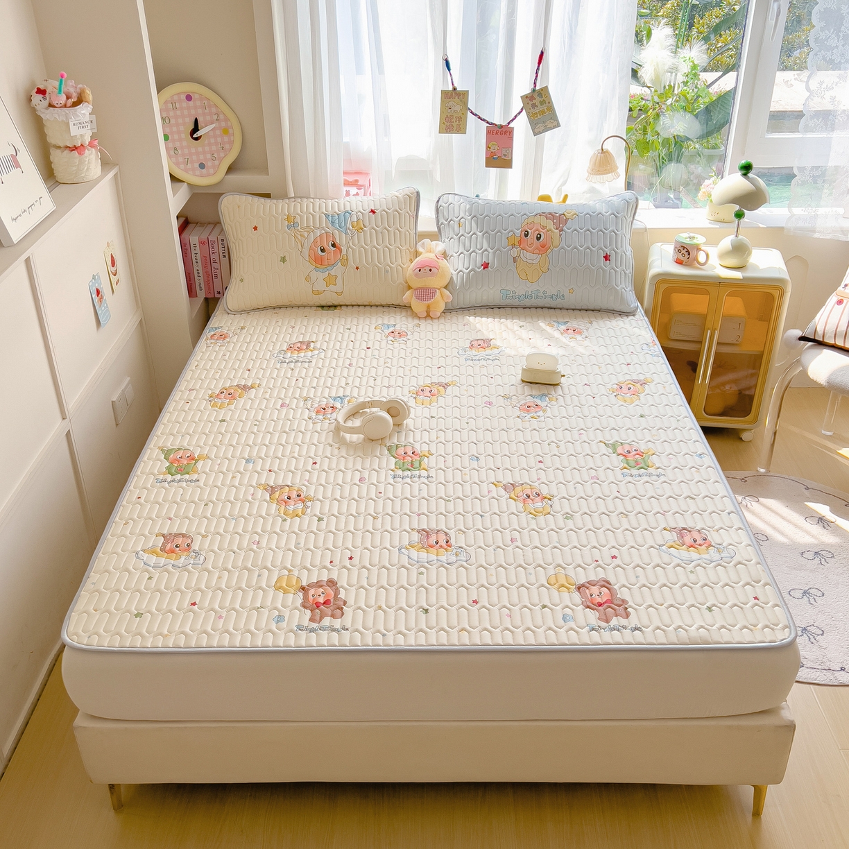 91家纺网 家纺一手货源 找家纺 摩妮卡 2026新款数码大版小清新乳胶凉席床席款三件套-场景二 可爱萌娃