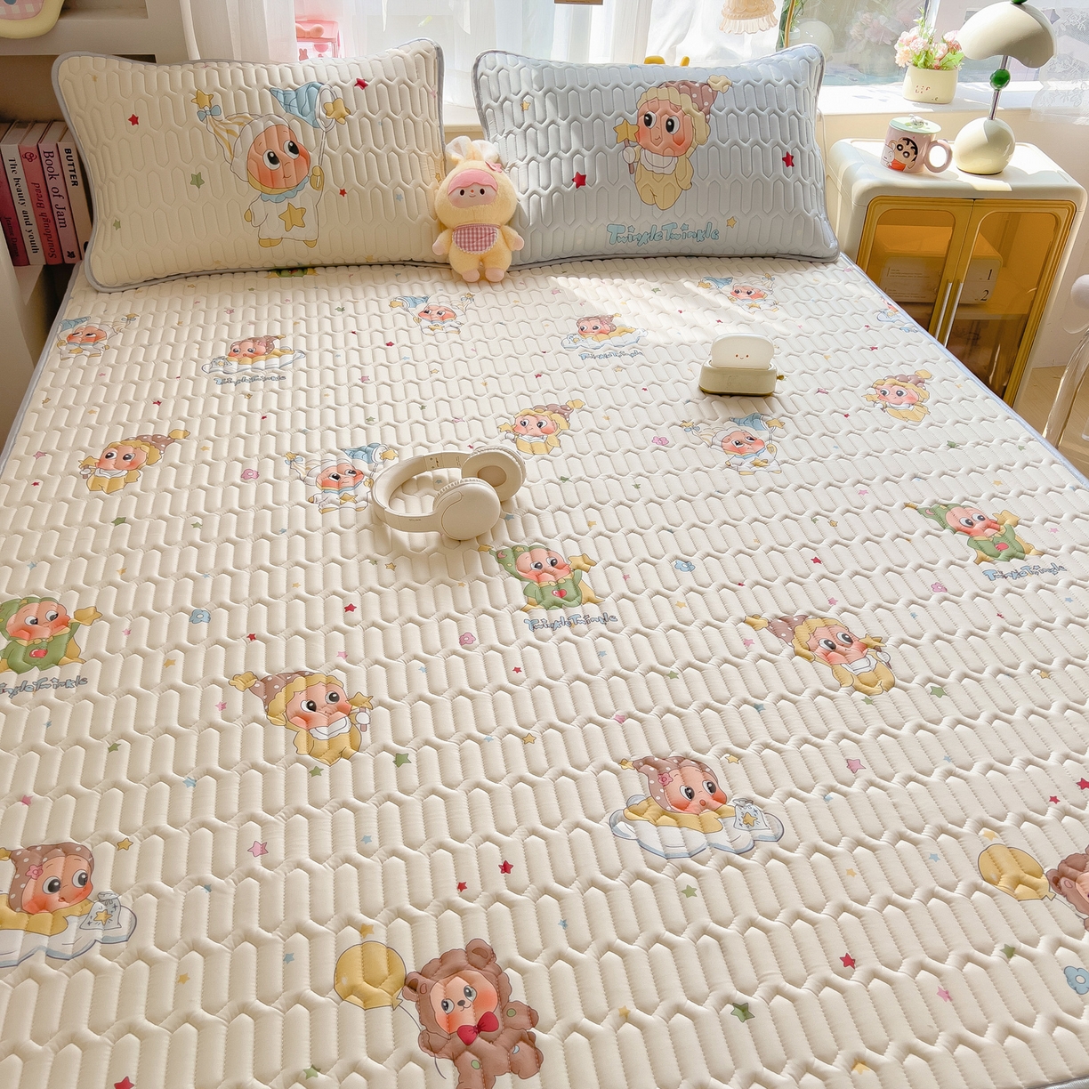 91家纺网 家纺一手货源 找家纺 摩妮卡 2026新款数码大版小清新乳胶凉席床席款三件套-场景二 可爱萌娃