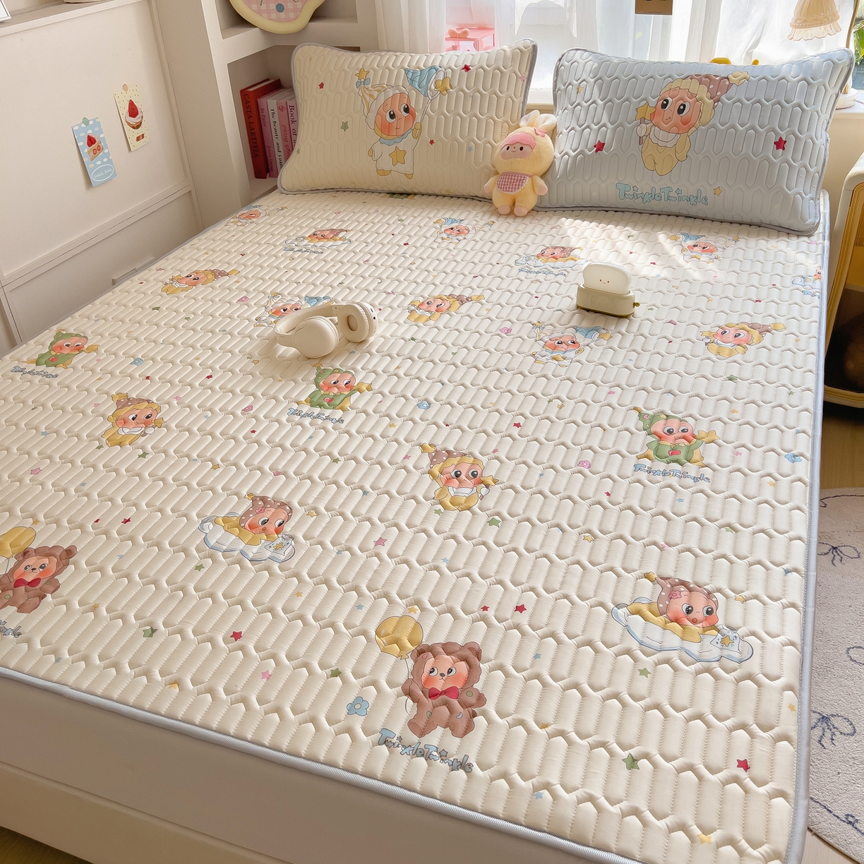 91家纺网 家纺一手货源 找家纺 摩妮卡 2026新款数码大版小清新乳胶凉席床席款三件套-场景二 可爱萌娃