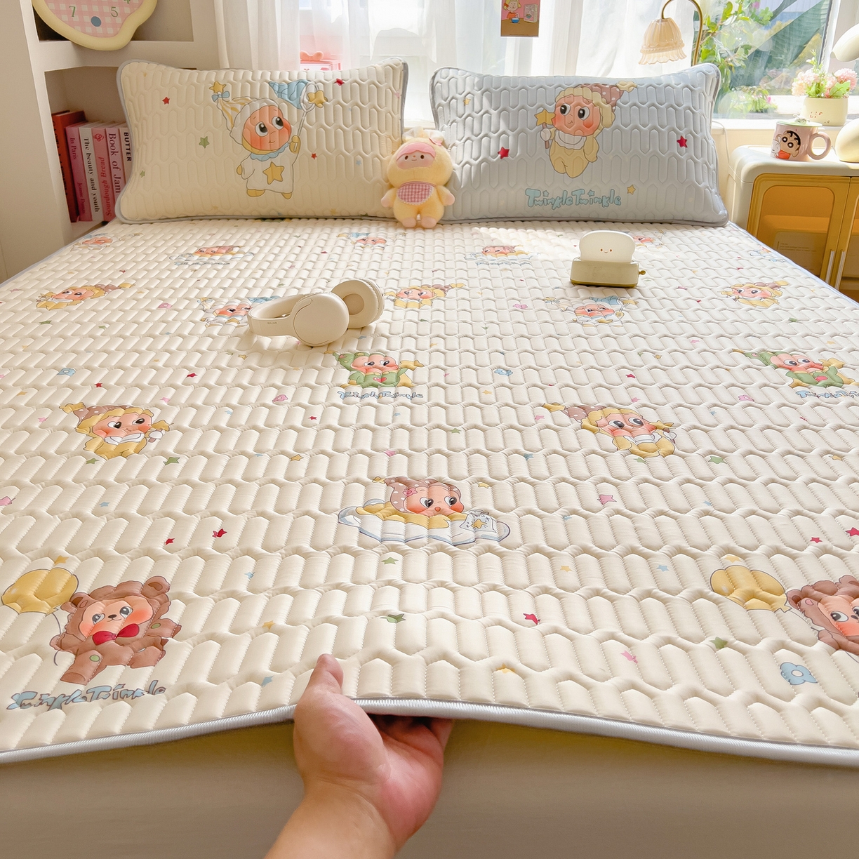 91家纺网 家纺一手货源 找家纺 摩妮卡 2026新款数码大版小清新乳胶凉席床席款三件套-场景二 可爱萌娃