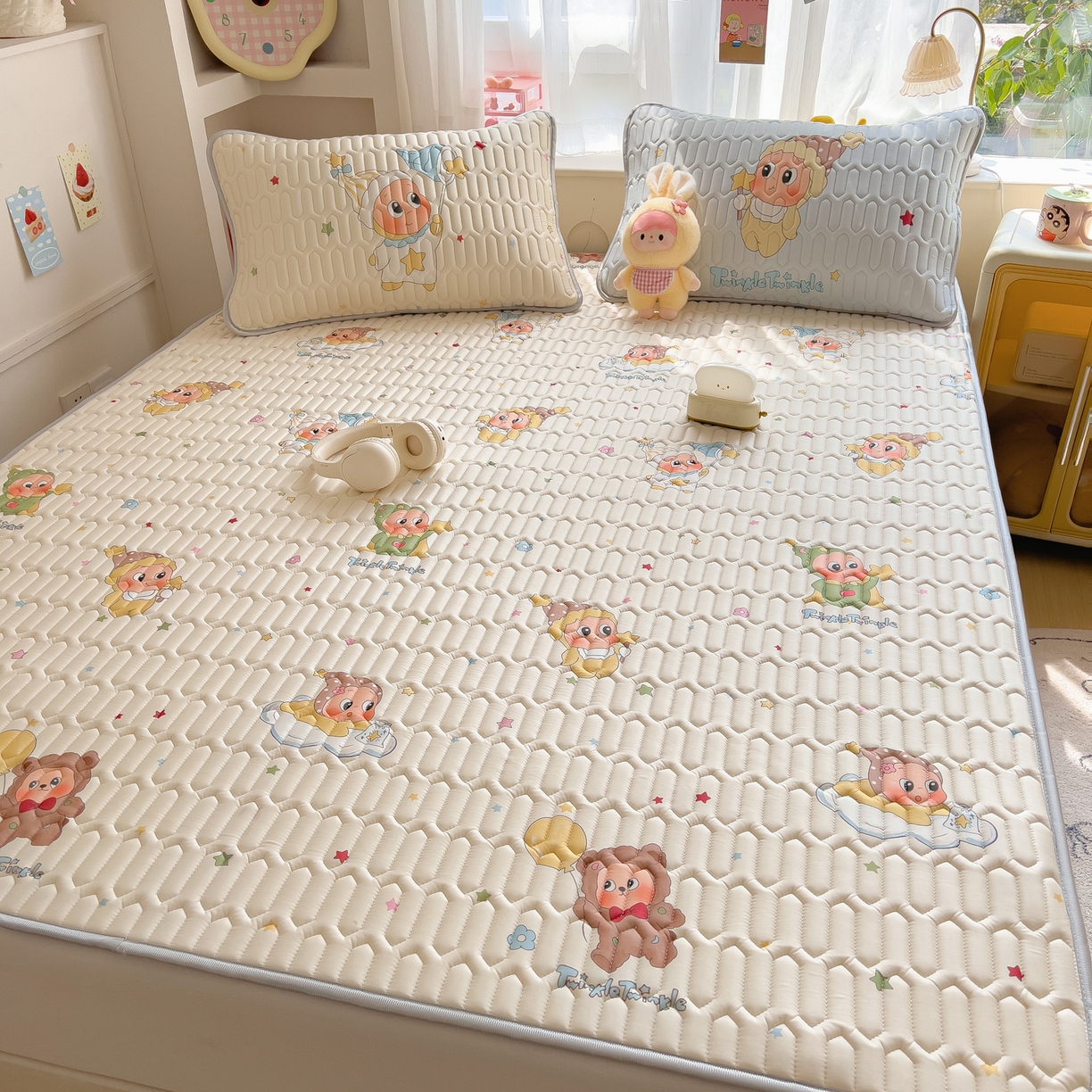 91家纺网 家纺一手货源 找家纺 摩妮卡 2026新款数码大版小清新乳胶凉席床席款三件套-场景二 可爱萌娃