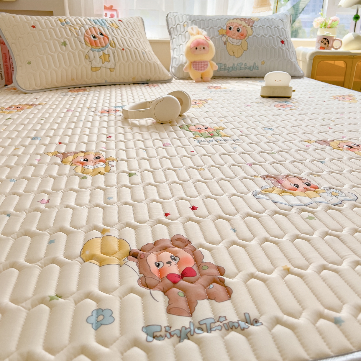 91家纺网 家纺一手货源 找家纺 摩妮卡 2026新款数码大版小清新乳胶凉席床席款三件套-场景二 可爱萌娃